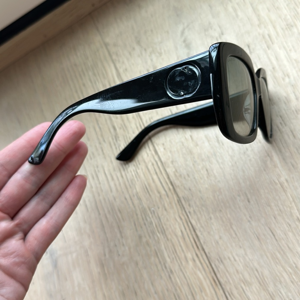 Gucci sunglasses - black with gold logo- MISSING ONE LOGO - Picture 3 of 8